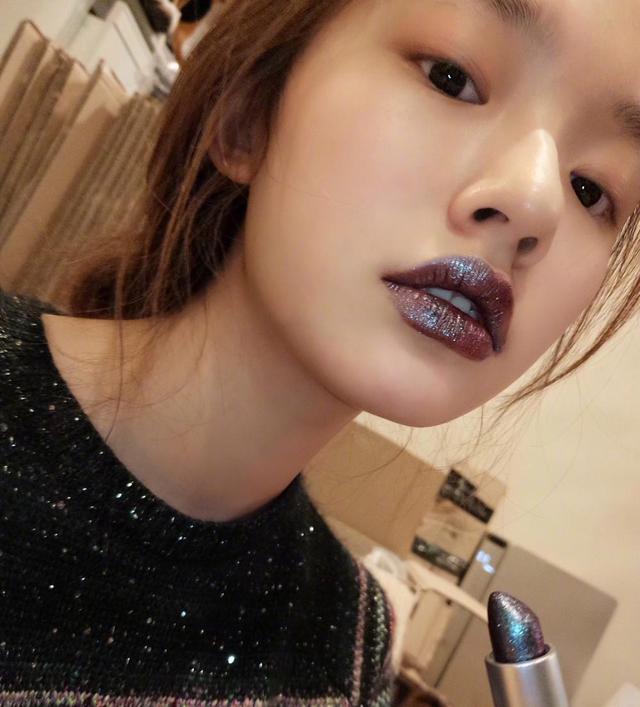 林允又晒红唇照，看她那么多款口红，哪一款更好看？