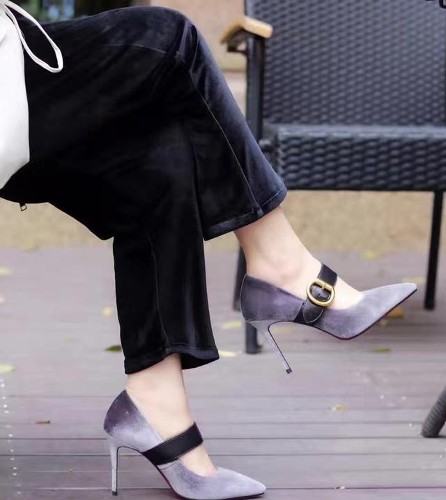 杨幂都驾驭不了的丝绒面料，这样穿才会好看