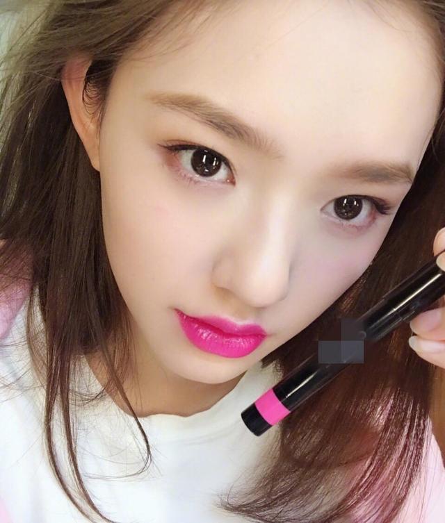 林允又晒红唇照，看她那么多款口红，哪一款更好看？