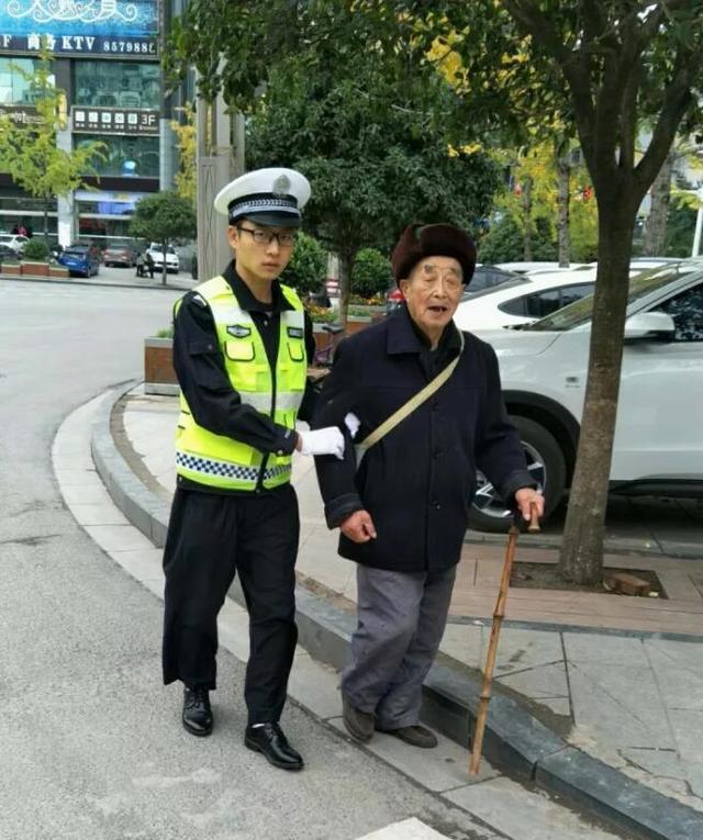 营山助人为乐好交警，搀扶老人受人赞