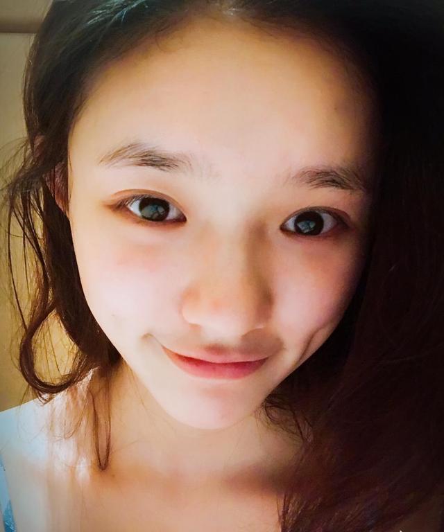 林允又晒红唇照，看她那么多款口红，哪一款更好看？
