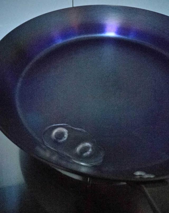 为什么饭店的大铁锅从来都不粘锅？