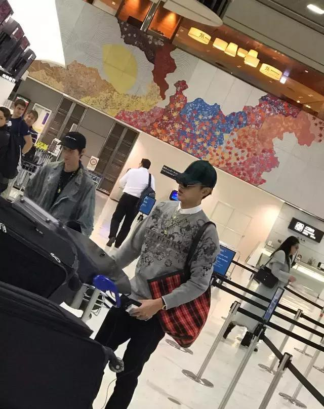 吴亦凡因太帅影响机场安保，遭网友羡慕，梅格妮知道结局后笑了