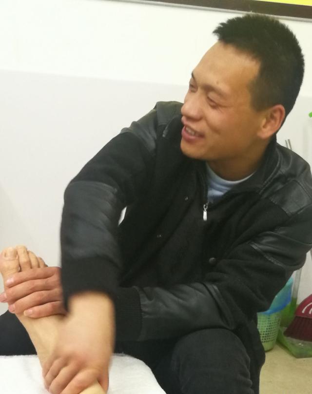 杭州洗脚店多壮男 洗脚是个力气活