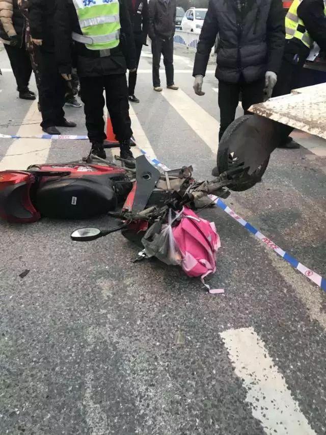 杭州爷爷骑车接孙女放学，双双被工程车撞倒身亡现场哭声令人心碎