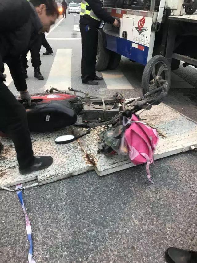 杭州爷爷骑车接孙女放学，双双被工程车撞倒身亡现场哭声令人心碎