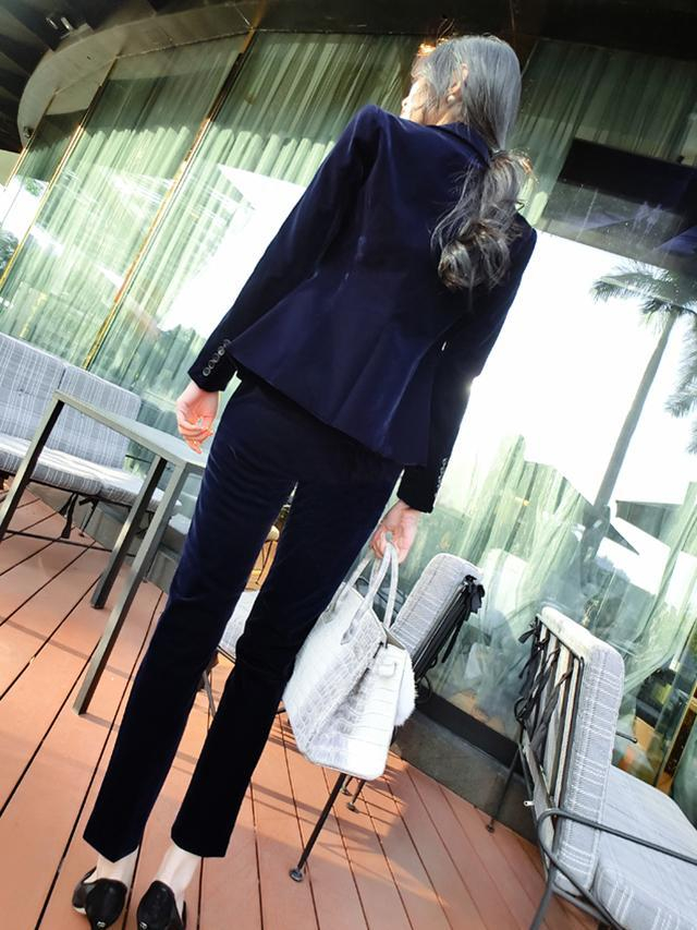 杨幂都驾驭不了的丝绒面料，这样穿才会好看