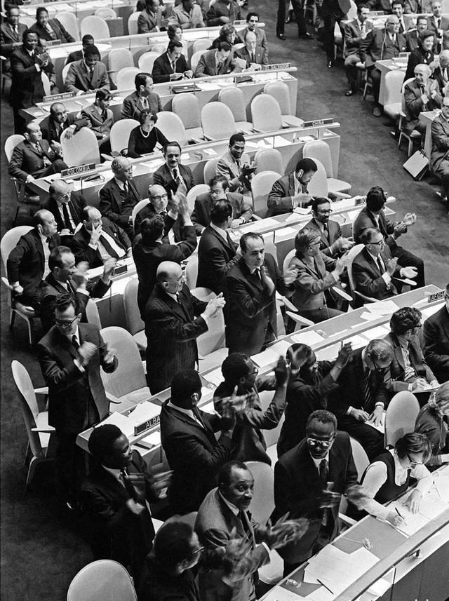 永远铭记！46年前的今天，五星红旗第一次飘扬在联合国大楼上空！