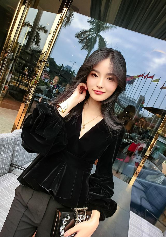 杨幂都驾驭不了的丝绒面料，这样穿才会好看