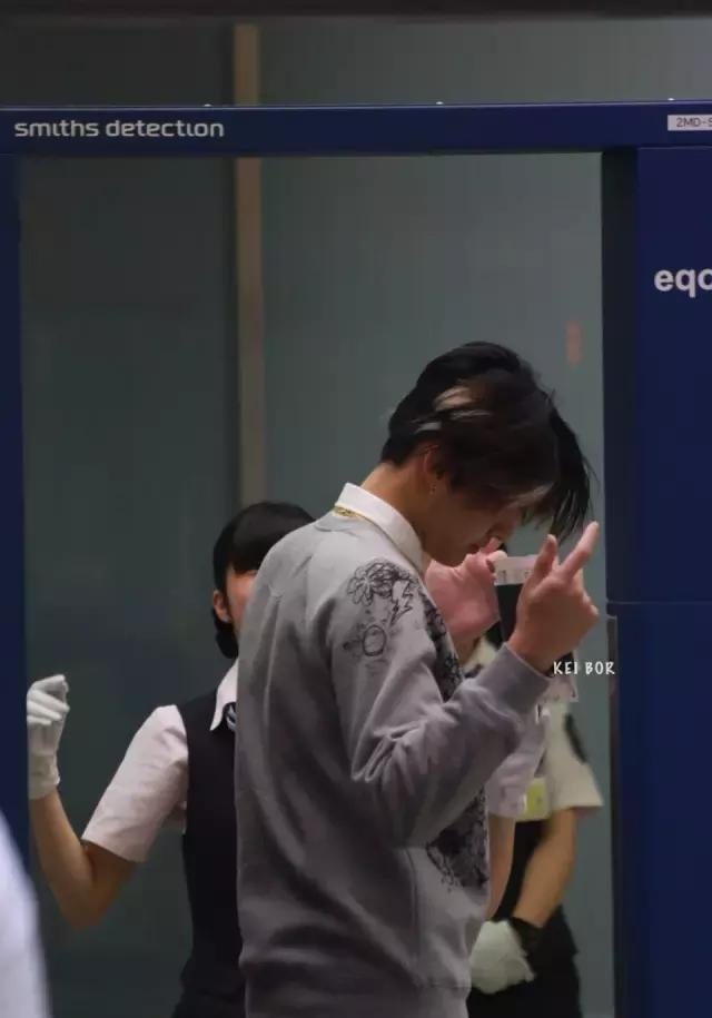 吴亦凡因太帅影响机场安保，遭网友羡慕，梅格妮知道结局后笑了