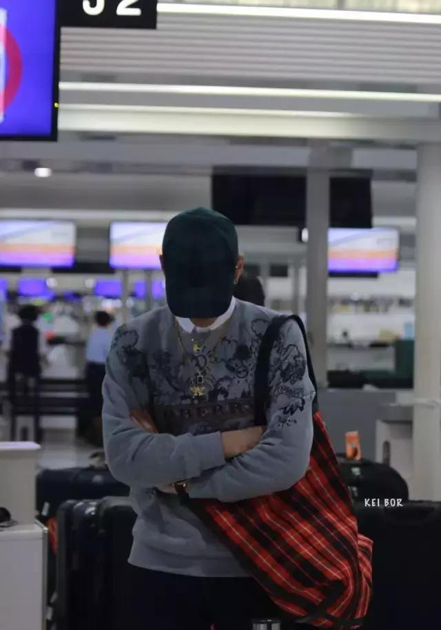 吴亦凡因太帅影响机场安保，遭网友羡慕，梅格妮知道结局后笑了