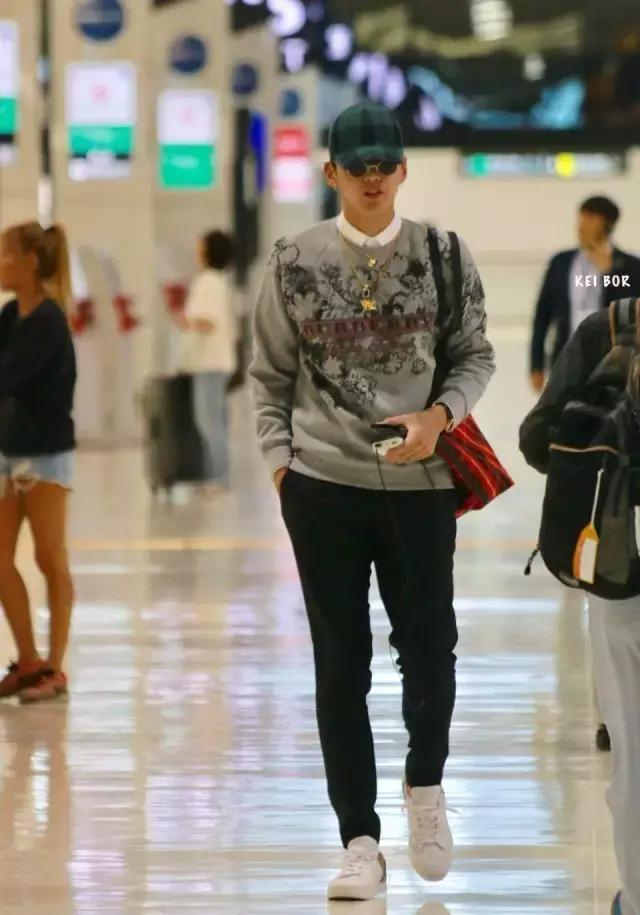 吴亦凡因太帅影响机场安保，遭网友羡慕，梅格妮知道结局后笑了