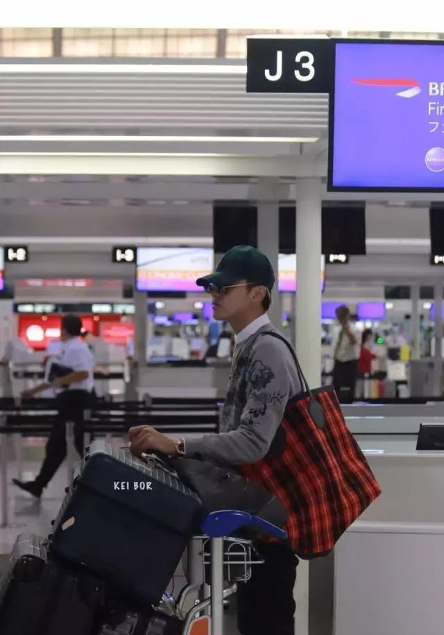 吴亦凡因太帅影响机场安保，遭网友羡慕，梅格妮知道结局后笑了