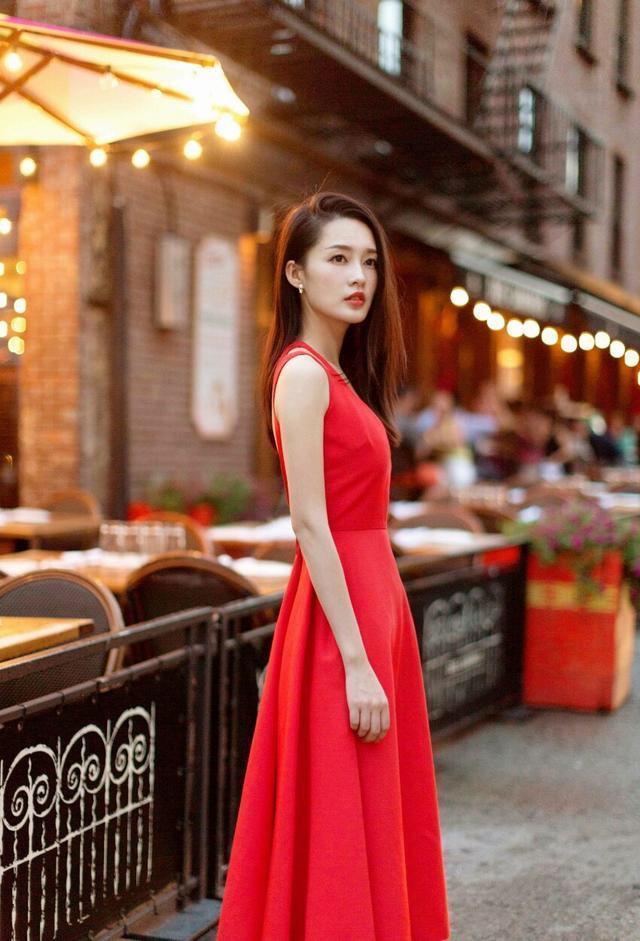 赵薇穿上红裙又美回来了，关晓彤穿上也不错吧？