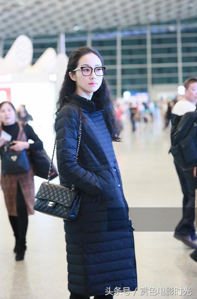 韩雪穿黑色羽绒服现身机场 戴黑框眼镜淡定前行知性优雅