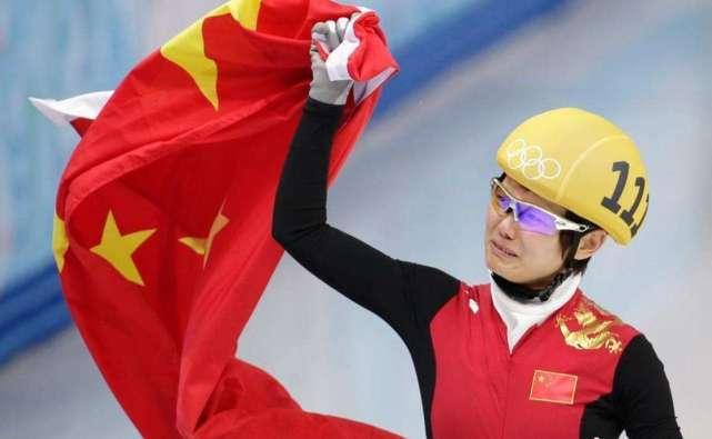 祸从口出！中国速滑世界冠军变馋猫，外出“偷吃”遭国家队开除！
