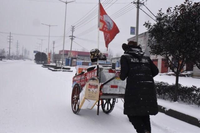 东北小伙徒步进藏途径义马310国道遇雪，小城义马暖心好客获赞！