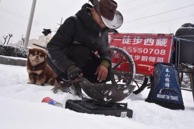 东北小伙徒步进藏途径义马310国道遇雪，小城义马暖心好客获赞！