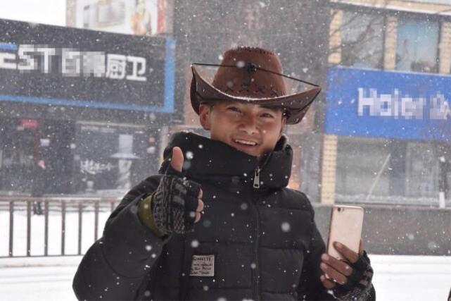 东北小伙徒步进藏途径义马310国道遇雪，小城义马暖心好客获赞！