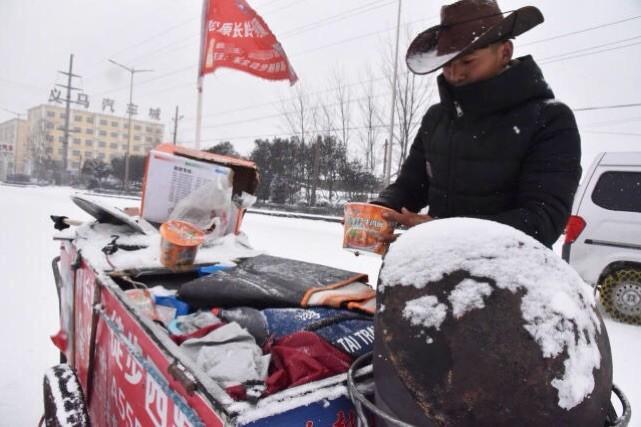 东北小伙徒步进藏途径义马310国道遇雪，小城义马暖心好客获赞！