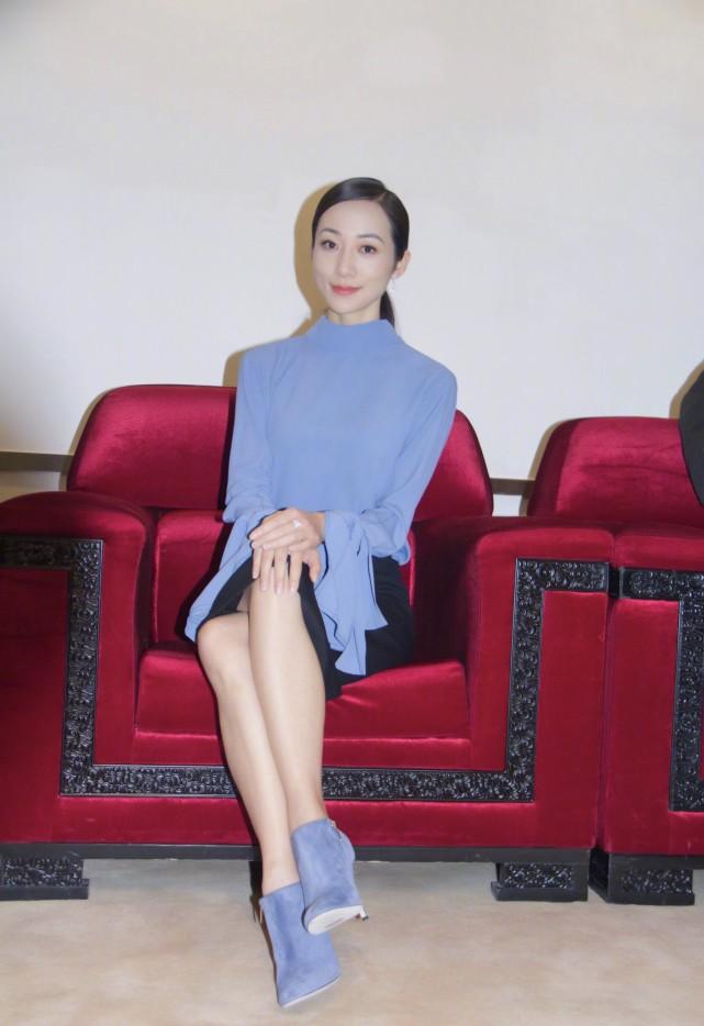 34岁韩雪脱稿演讲，蓝色衬衫女人味十足，网友直呼：又变美了！