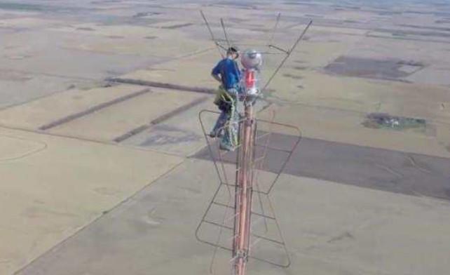 男子在460米高空信号塔换灯泡，换一次13万，网友们敢尝试？