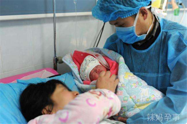孕妇阵痛56小时产子, 产房里轰隆一声响, 被推出来的却不是产妇