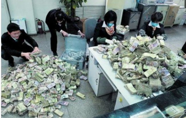 小伙带着18个麻袋去与银行存钱，工作人员看到后直叫苦！