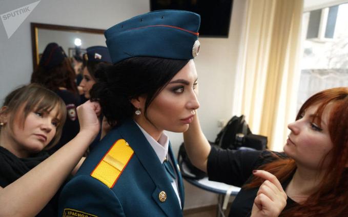 俄罗斯女兵选美大赛,女警飞行员齐亮相,看看前三名颜值如何