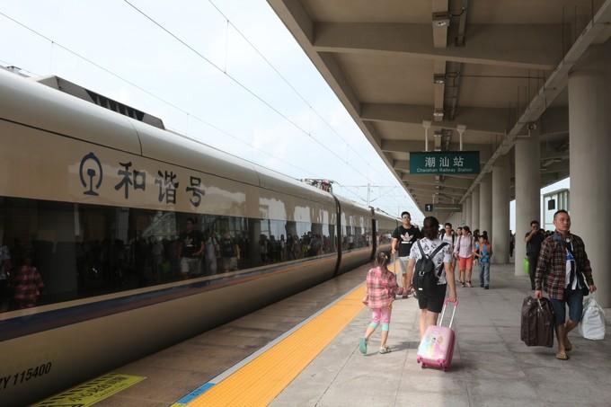 广东最神奇的一个高铁站，位于三个城市的中心，以两个城市来命名