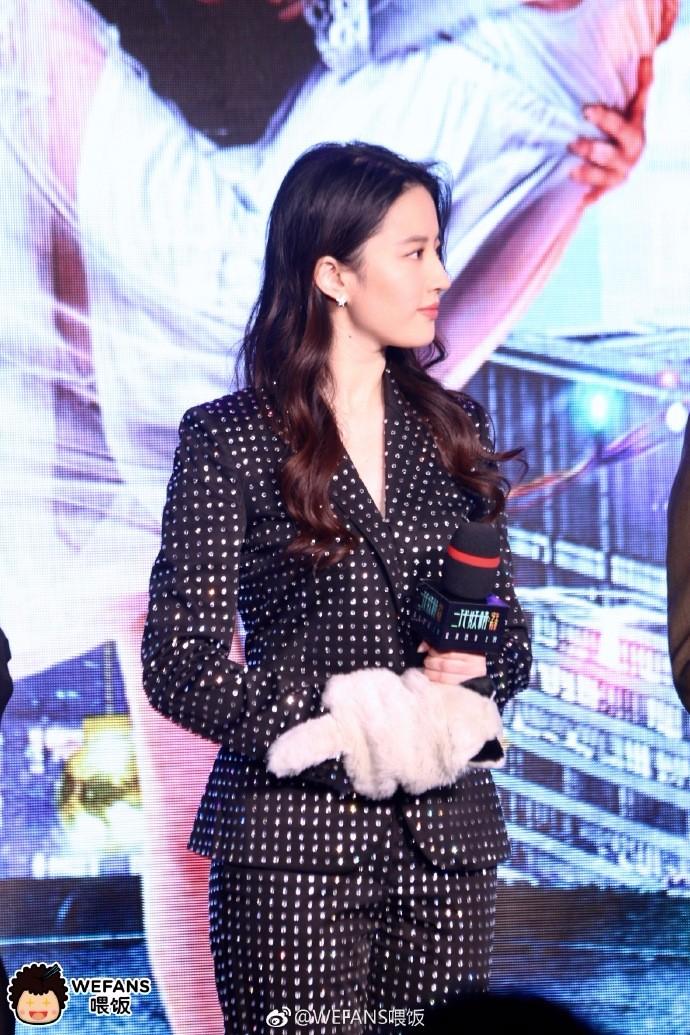 刘亦菲穿西装亮相电影首映发布会笑容甜美，网友：这个发型真好看