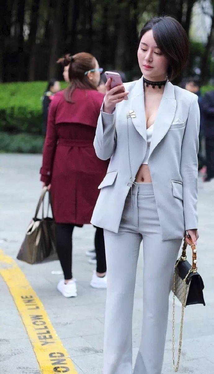 女经理 路人街拍: 女经理穿着秘密武器见客户, 没有拿不下的订单