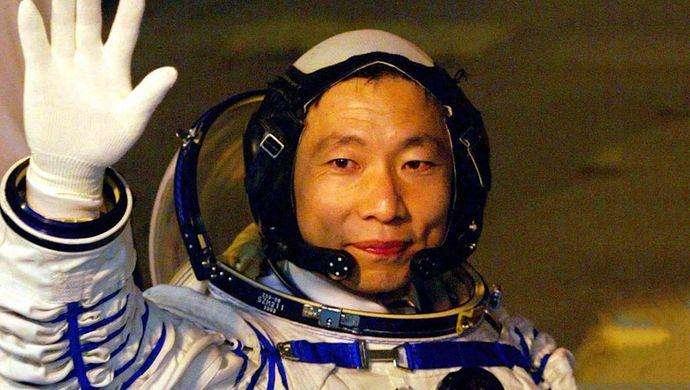 中国登月第一人杨利伟，携带枪支完成登月活动，背后有什么秘密？