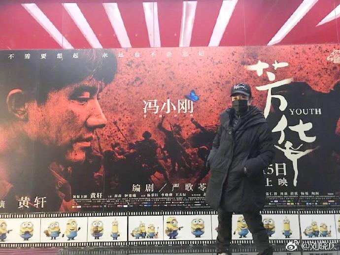 刘晓庆穿了一身黑去看《芳华》，这部电影里居然有！她！