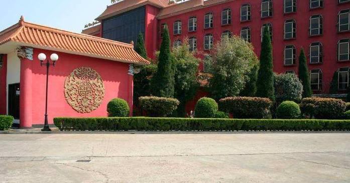 武昌“凶宅”《​湖滨花园》楼体全都是大红色 看上去就诡异