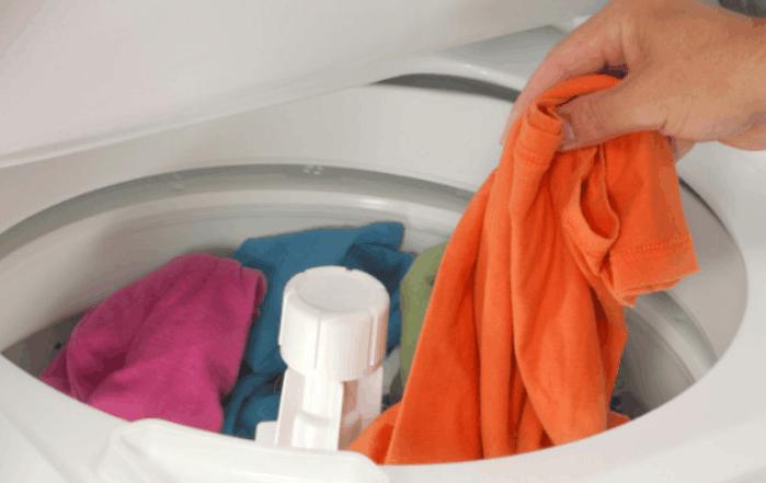 生活百科: 四种居家生活小技巧, 洗衣服的时候加入醋水可避免褪色