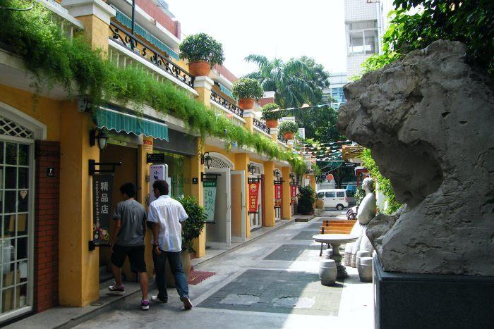 珠海有一条欧洲风情的小商业街, 只有几十米, 却满满的文艺范