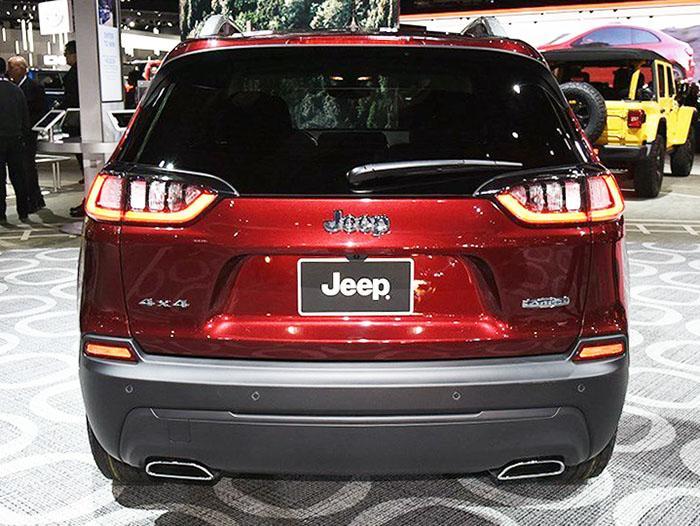 Jeep改款自由光不再眯缝眼，2.0T+9AT扭矩400，中型SUV性价比高