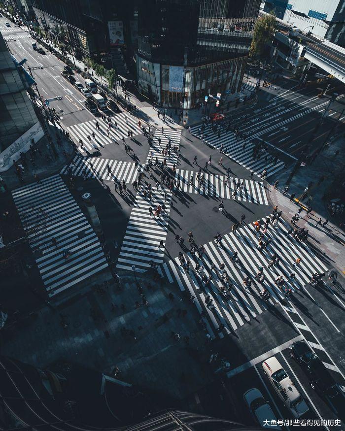 东京的人行道  尽是行色匆匆的行人