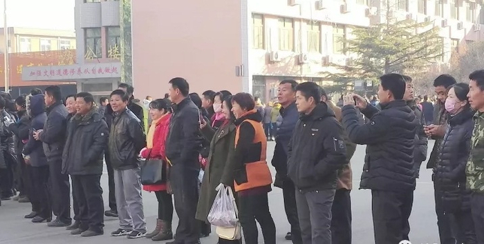 家长会数千家长涌入校园观看跑操，专心听班主任讲解比孩子还认真