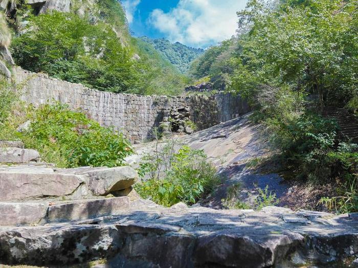 山之南山花烂漫，山之被白雪皑皑，此山大别山于他山也