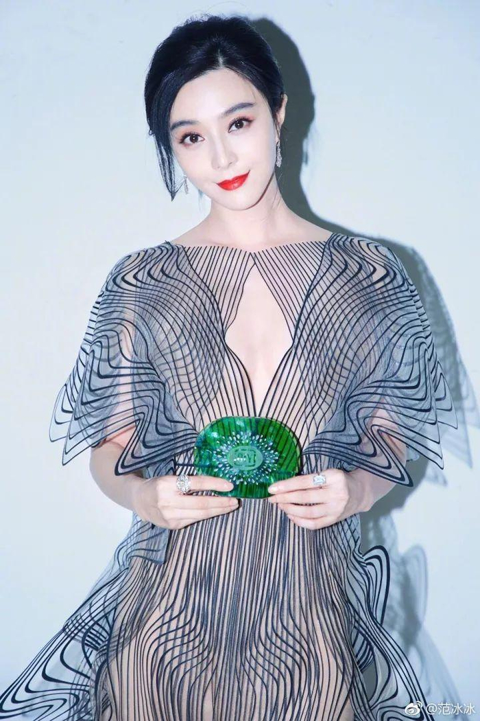 3D全透视打印裙? 美炸天的范爷果然什么都敢穿上身