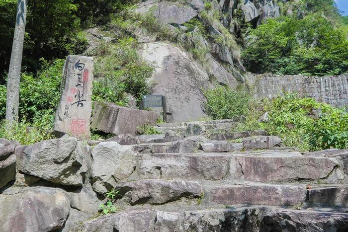 山之南山花烂漫，山之被白雪皑皑，此山大别山于他山也