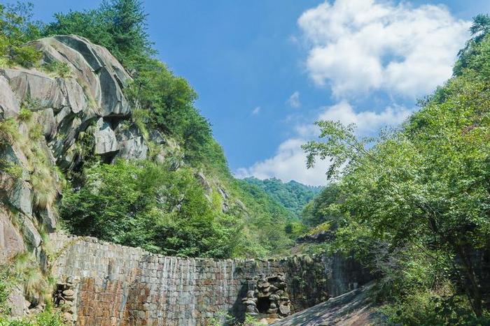 山之南山花烂漫，山之被白雪皑皑，此山大别山于他山也