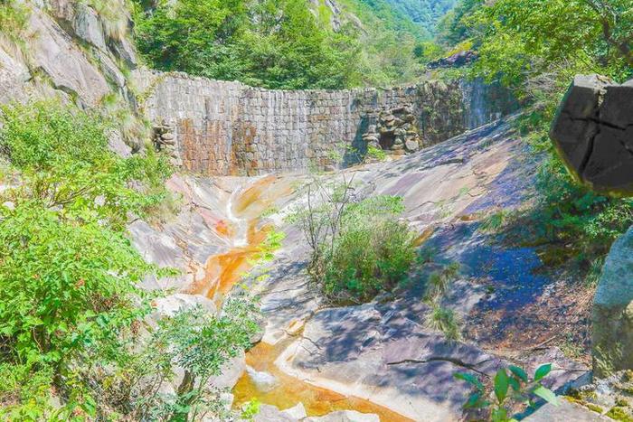 山之南山花烂漫，山之被白雪皑皑，此山大别山于他山也