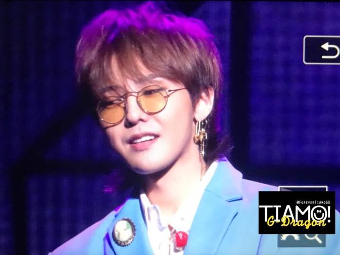 权志龙一身蓝色西装出席IU演唱会，前奏一响全场起立