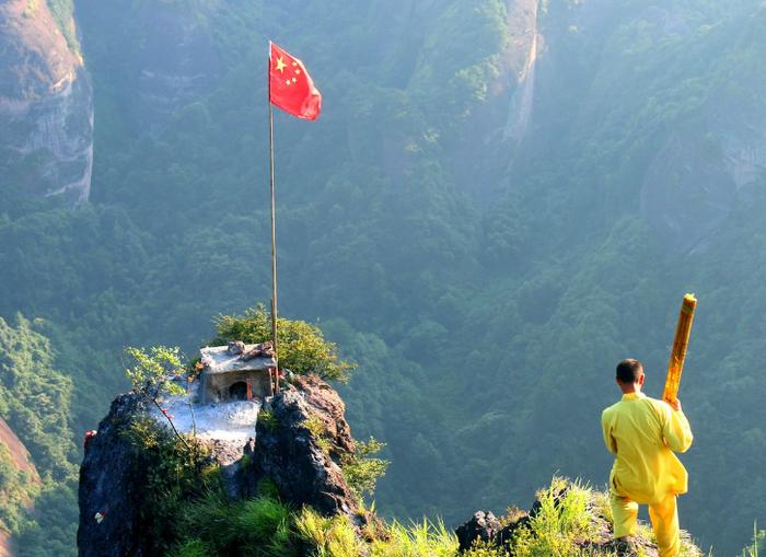 坐落在悬崖峭壁上的小庙，道士可以立在悬崖上，只为上一柱龙头香