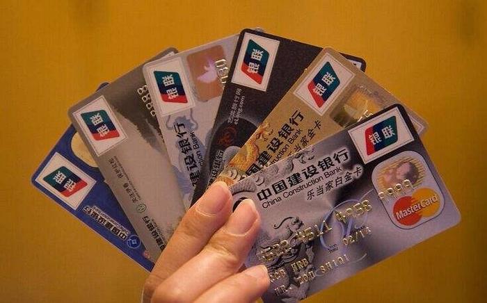 男子玩手机赌博欠下48万 办8张信用卡以卡养卡