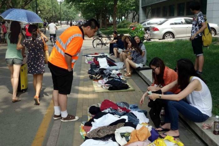 高校女大学生摆地摊，有人甚至“出售自己”