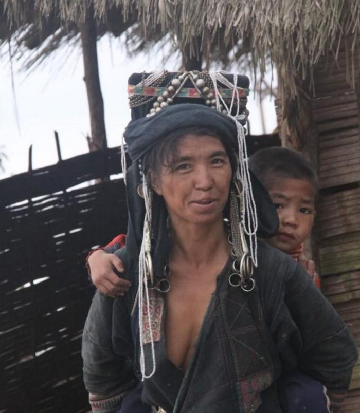 老挝山村见闻：这里从怀孕到孩子长大，妇女都要衣不蔽体